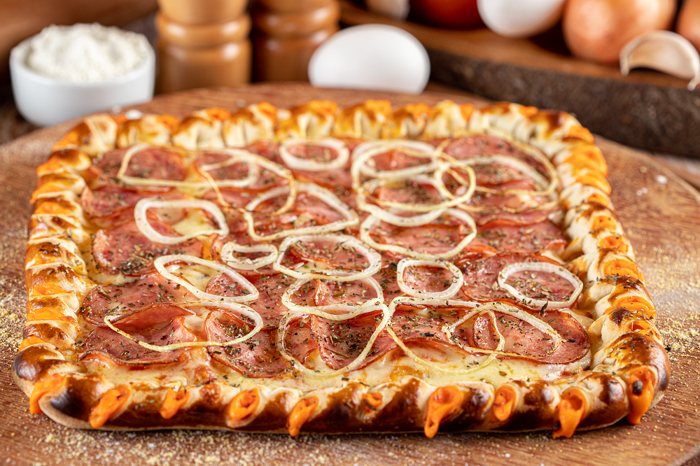 Pizza a metro com taça de vinho