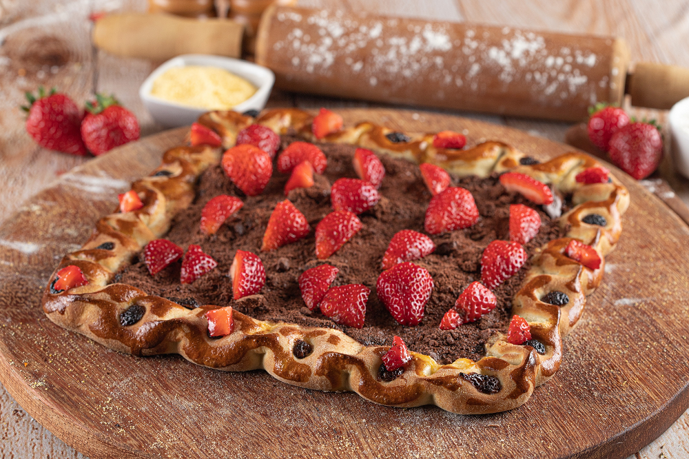 Pizza doce de chocolate com morangos