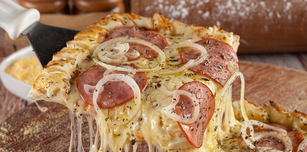 Pizza quadrada com ovos e pimentão